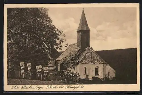 AK Buchenberg / Königsfeld, Nikolauskirche mit Frauen in Trachten