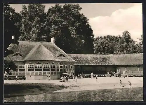 AK Neuruppin, Belebte Szene am Strand im Jahnbad