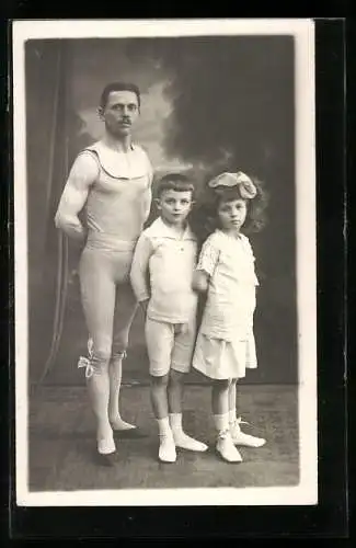 AK Ein Akrobat im Kostüm mit seinen beiden Kindern