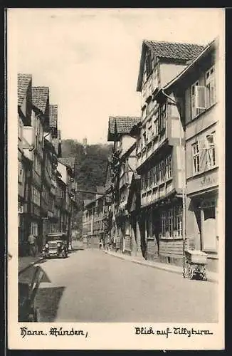 AK Hann.-Münden, Strassenpartie mit Blick auf Tillyturm