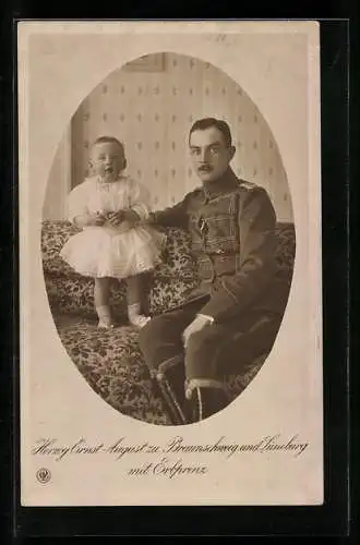 AK Herzog Ernst August zu Braunschweig u. Lüneburg mit dem kleinen Erbprinz auf einem Sofa