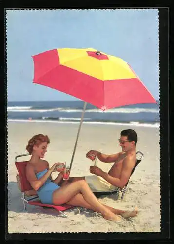 AK Ein junges Paar in Bademode unterm Sonnenschirm