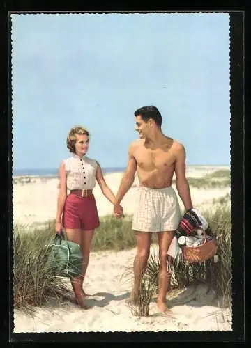 AK Ein junges Paar beim Strandbesuch, Bademode