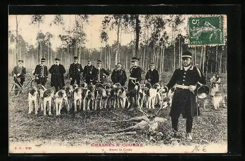 AK Chasses à Courre, Avant la Curée, Jäger mit Hunden und erlegtem Hirsch