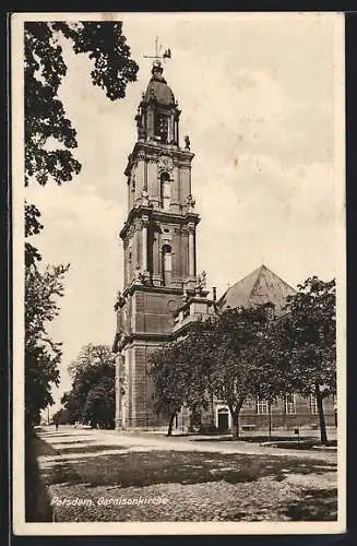 AK Potsdam, Strassenpartie mit Blick auf die Garnisonkirche