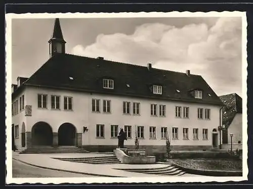 AK Knittlingen, Neues Rathaus mit Faust-Denkmal