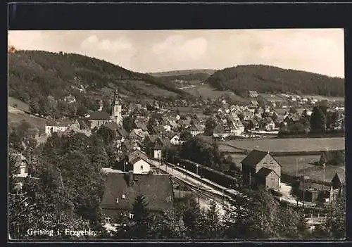 AK Geising, Ortsansicht mit Kirche und Eisenbahngleisen, Bergpanorama