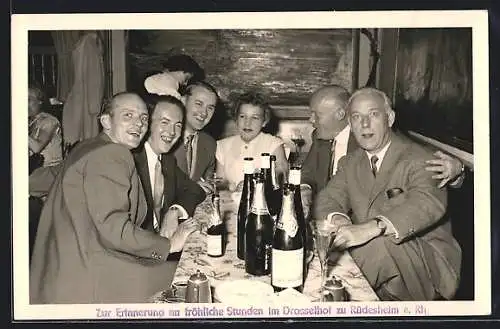 AK Rüdesheim a. Rh., Gasthaus Drosselhof, Feiernde mit Frau am Tisch