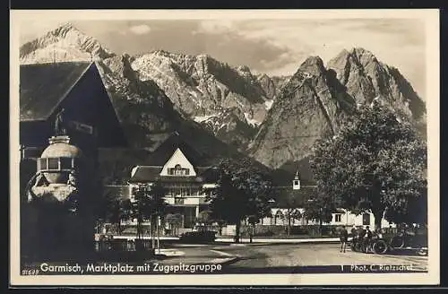 AK Garmisch, Marktplatz mit Zugspitzgruppe