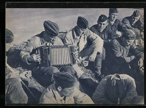 AK Einer föhliche Arbeitspause beim Bodenpersonal, Soldaten der Luftwaffe mit Akkordion