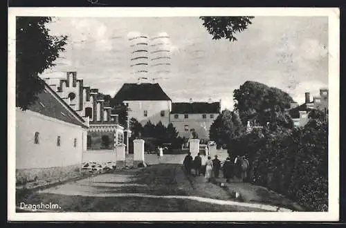 AK Dragsholm, Strassenpartie mit Passanten