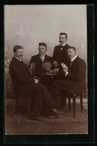 AK Vier Männer beim Kartenspiel am Tisch sitzend