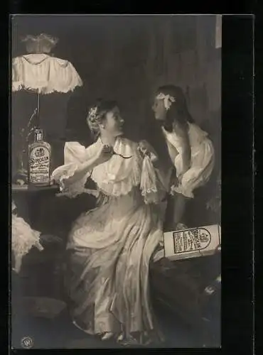 AK Junge Mutter gibt Ihrem Kind ein Medikament, Sirolin