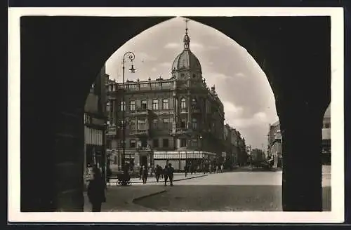 AK Pardubice, Durchblick auf eine Strasse mit Passanten und Gebäuden
