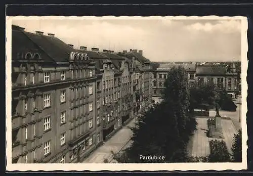 AK Pardubice, Ortsansicht mit Denkmal