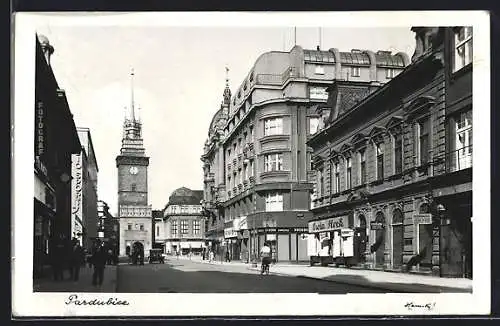 AK Pardubice, Strassenpartie mit Geschäften und Turm