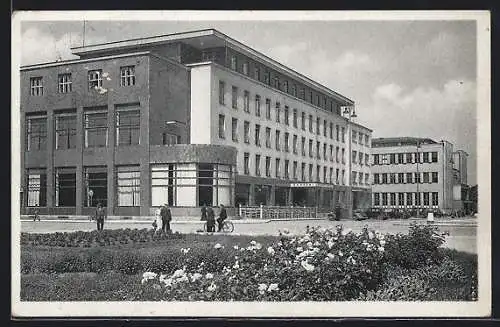 AK Pardubice, Platz mit Passanten