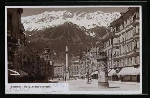 Foto-AK Fritz Gratl: Innsbruck, Litfasssäule und Geschäfte in der Maria Theresienstrasse