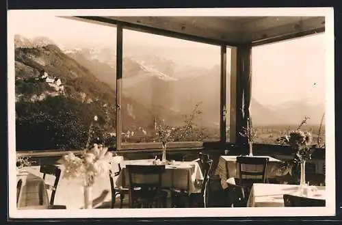 Foto-AK Schaan, Inneres Gasthaus mit Blick auf den Ort