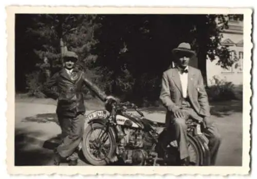 Fotografie Motorrad Ardie, Gentlemen mit Krad, Kennzeichen: IVB-12490