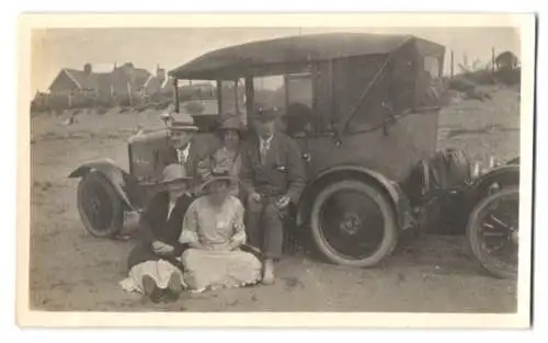 Fotografie Auto Cabriolet, Ausflugsgesellschaft mit PKW am Strand 1923