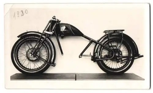Fotografie Motorrad-Rahmen mit Tank und Rädern
