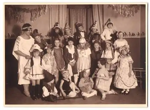 Fotografie Fasching - Karneval, kostümierte Kinder einer Schulklasse
