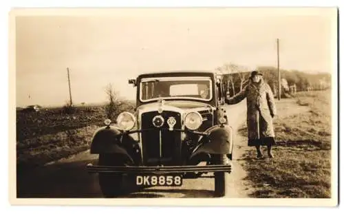 Fotografie Auto Limousine, Lady im Mantel neben PKW it Kennzeichen DK8858