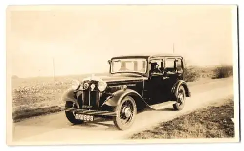 Fotografie Auto Limousine, schwarzer PKW mit Kennzeichen DK8858