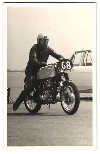 Fotografie Motorrad Trumph, Coffee Racer mit Startnummer 68