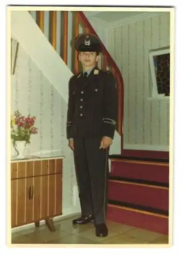 Fotografie junger Soldat der Luftwaffe in Uniform mit Schirmmütze