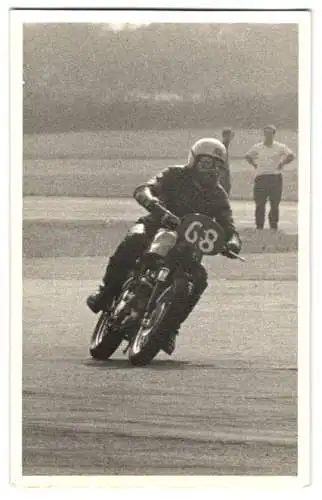 Fotografie Motorrad Triumph, Coffee-Racer mit Startnummer 68