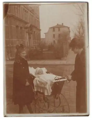 Fotografie junge Frauen nebst Baby im Kinderwagen zu Ostern 1919