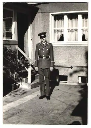 Fotografie NVA Soldat in Uniform mit Ärmelband und Schirmmütze