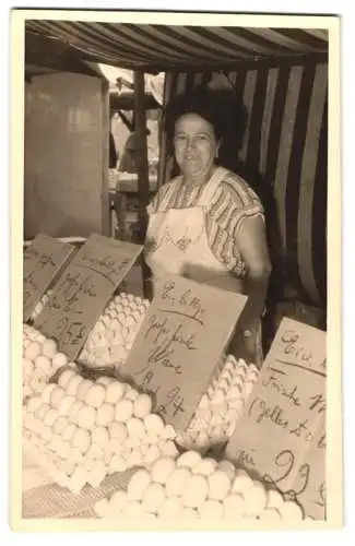 Fotografie Express, Berlin, Marktfrau verkauft Eier an einem Marktstand