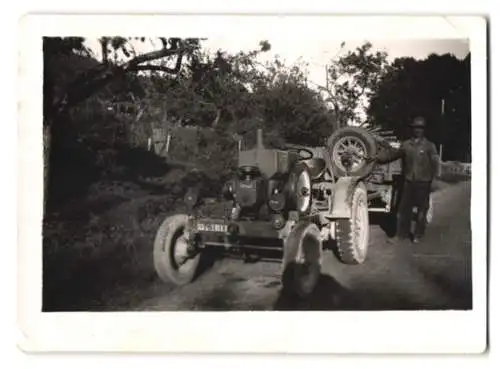 Fotografie Traktor Kramer, Bauer mit Schlepper am Strassenrand