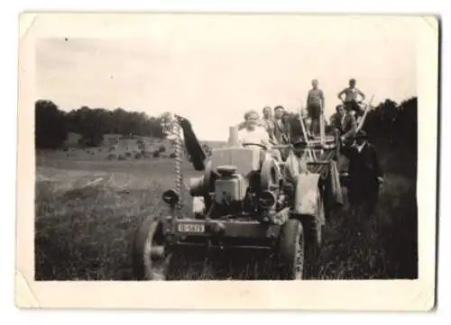 Fotografie Traktor Kramer, Bauernfamilie mit Schlepper Kennzeichen IL-5679