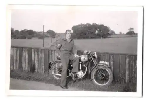 Fotografie Motorrad BSA, Britischer Soldat in Uniform nebst Krad