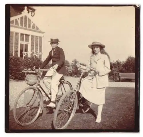Fotografie Fahrrad, junges Paar macht eine Ausfahrt mit dem Fahrrad, Velo, Bicycle