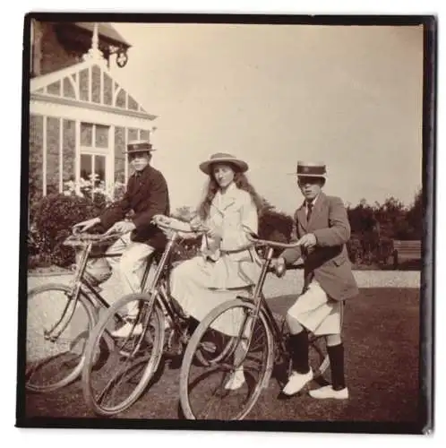 Fotografie Burschen und Mädchen starten zu einer Ausfahrt mit dem Fahrrad, Velo, Bicycle