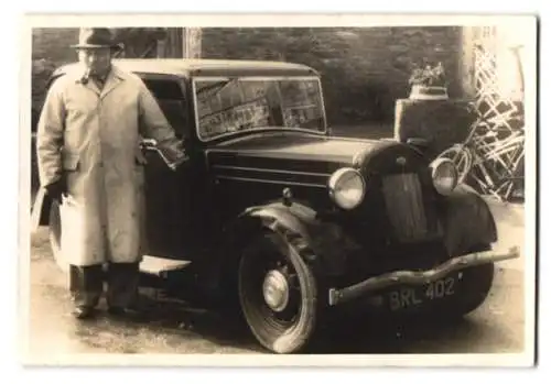 Fotografie Auto, Gentleman nebst PKW mit Kühlerabdeckung