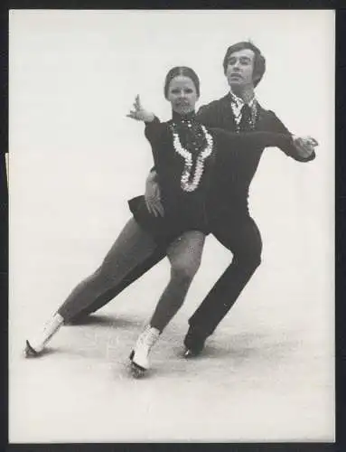 Fotografie Eiskunstlauf, Christina Henke & Udo Doensdorf, Meisterschaftssieger in Garmisch-Partenkirchen 1975