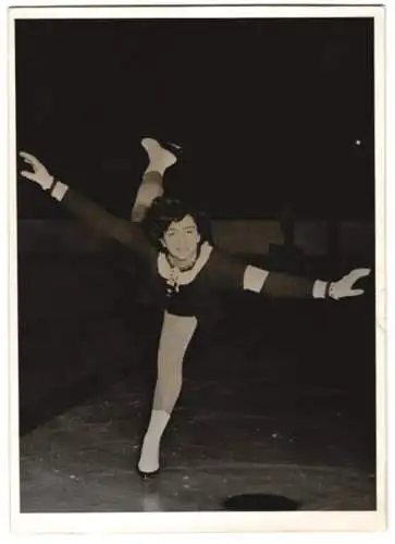 Fotografie Jeanette Altwegg, Favoritin auf die englische Meisterschaft im Eiskunstlauf in der Express-Hall London 1949