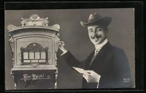 AK Junger Herr wirft am Postbriefkasten Brief ein