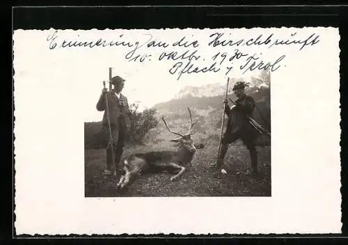 AK Zwei Jäger mit erlegtem Hirsch