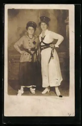 Foto-AK Zwei Damen in Soldatenkostümen, Fasching