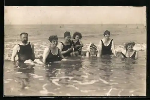 AK Badegäste in Bademoden im Wasser