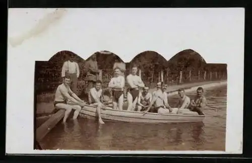 Foto-AK Männergruppe in Bademode im Ruderboot