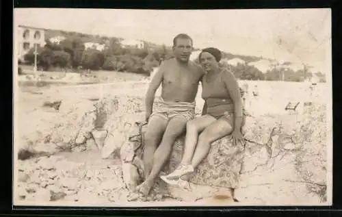 Foto-AK Paar in Badehose und Badeanzug am Ufer