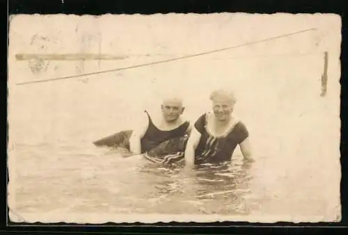 Foto-AK Liebespaar in Bademode im Wasser liegend